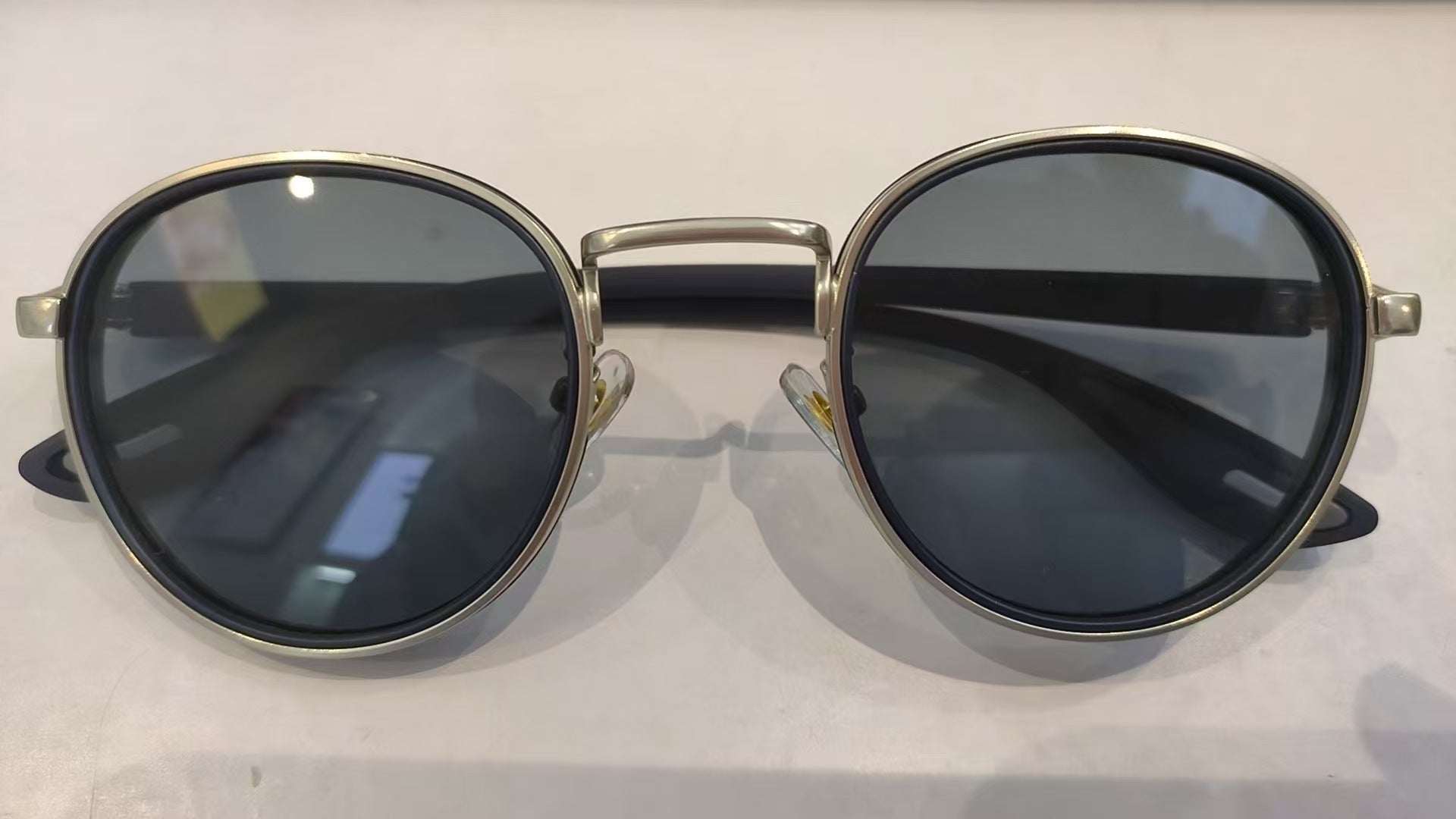 blue-frame-gray